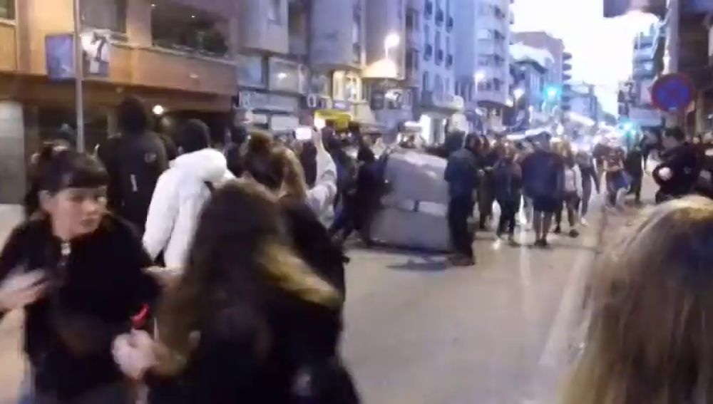 Los independentistas tiran contenedores al suelo en Girona durante una protesta por el 1-O