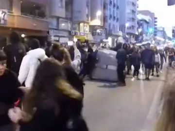 Los independentistas tiran contenedores al suelo en Girona durante una protesta por el 1-O Los independentistas tiran contenedores al suelo en Girona durante una protesta por el 1-O