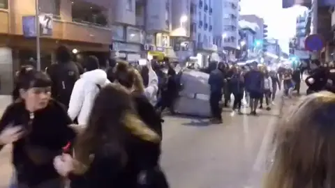 Los independentistas tiran contenedores al suelo en Girona durante una protesta por el 1-O Los independentistas tiran contenedores al suelo en Girona durante una protesta por el 1-O