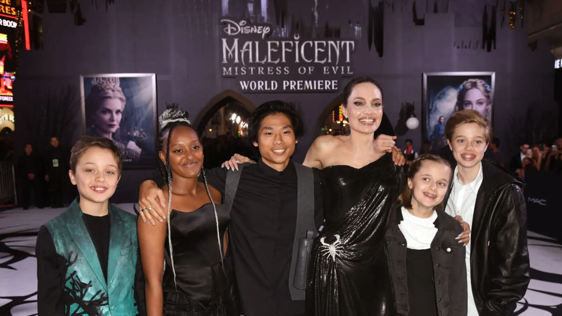 Angelina Jolie junto a sus hijos