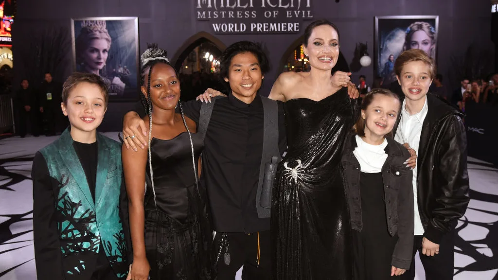 Angelina Jolie junto a sus hijos Angelina Jolie junto a sus hijos
