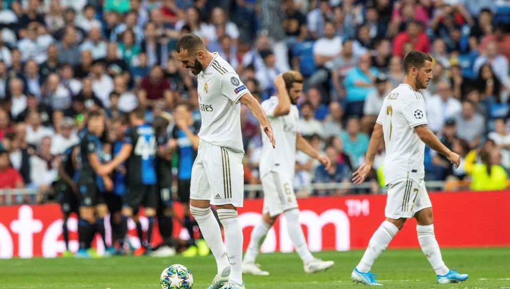 Los jugadores del Real Madrid, tras un gol del Brujas