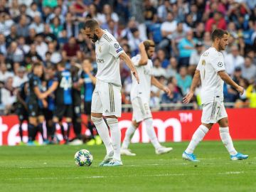 Los jugadores del Real Madrid, tras un gol del Brujas