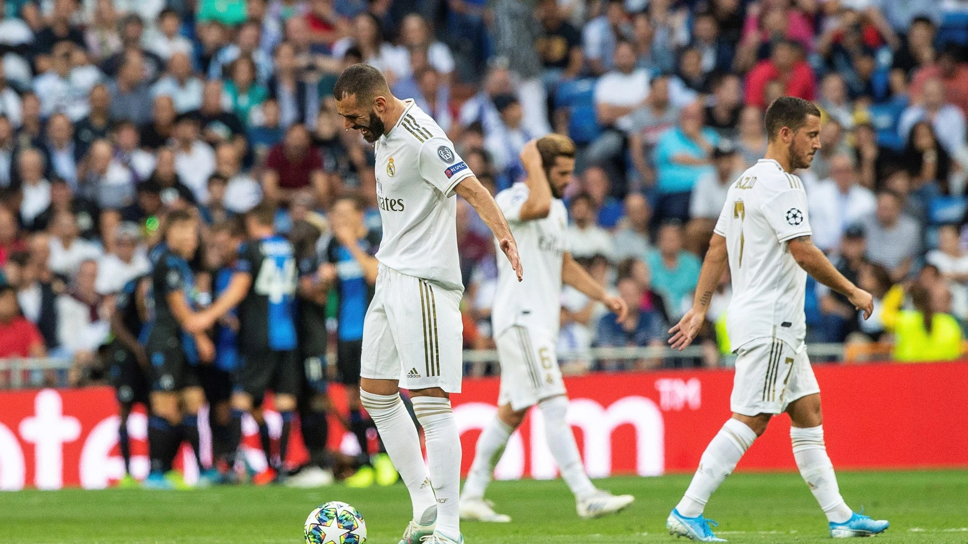 Los jugadores del Real Madrid, tras un gol del Brujas Los jugadores del Real Madrid, tras un gol del Brujas