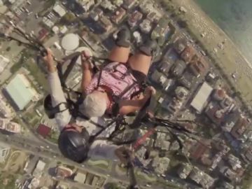 El impactante aterrizaje de emergencia de un parapente con una anciana en Turquía