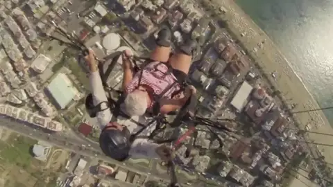 El impactante aterrizaje de emergencia de un parapente con una anciana en Turquía El impactante aterrizaje de emergencia de un parapente con una anciana en Turquía