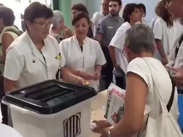 Médicos del Clínico de Barcelona organizan una votación como la del 1-O a la entrada del hospital público Médicos del Clínico de Barcelona organizan una votación como la del 1-O a la entrada del hospital público