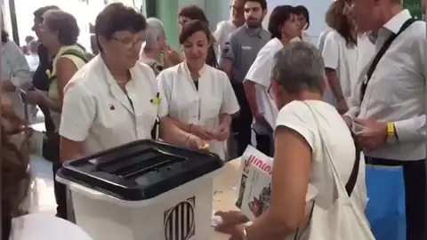 Médicos del Clínico de Barcelona organizan una votación como la del 1-O a la entrada del hospital público Médicos del Clínico de Barcelona organizan una votación como la del 1-O a la entrada del hospital público