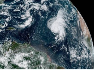 Imagen del Centro Nacional de Huracanes del estado del huracán Lorenzo (abajo dcha.)