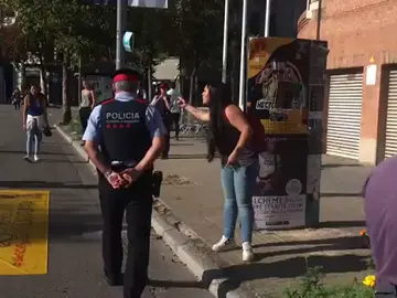 Personas enfadadas se enfrentan a los independentistas por intentar alterar la vida normal en Cataluña Personas enfadadas se enfrentan a los independentistas por intentar alterar la vida normal en Cataluña