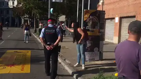Personas enfadadas se enfrentan a los independentistas por intentar alterar la vida normal en Cataluña Personas enfadadas se enfrentan a los independentistas por intentar alterar la vida normal en Cataluña
