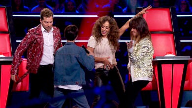 Los coaches bailan con Luis Giménez tras su actuación en las Audiciones a ciegas de ‘La Voz Kids’