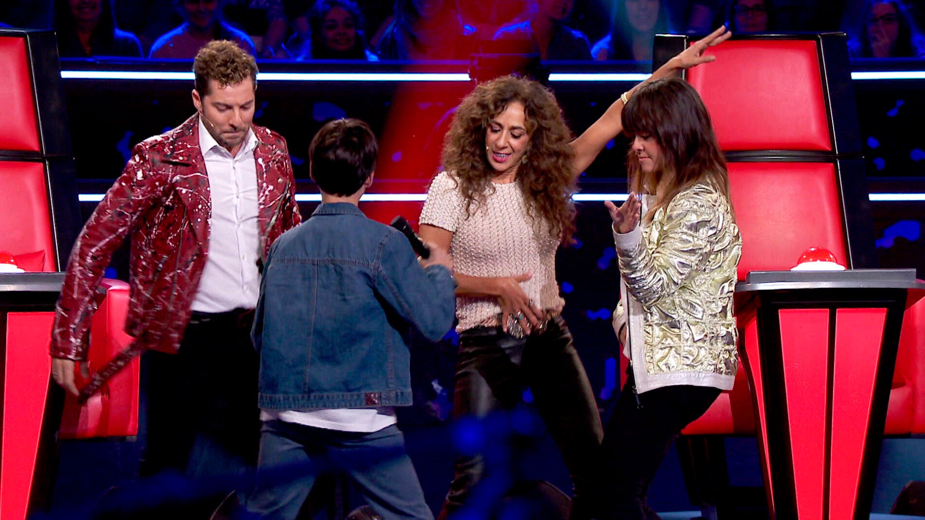 Los coaches bailan con Luis Gim&eacute;nez tras su actuaci&oacute;n en las Audiciones a ciegas de &lsquo;La Voz Kids&rsquo;