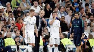 Zidane da instrucciones a Kroos y a Hazard en la banda del Bernab&eacute;u