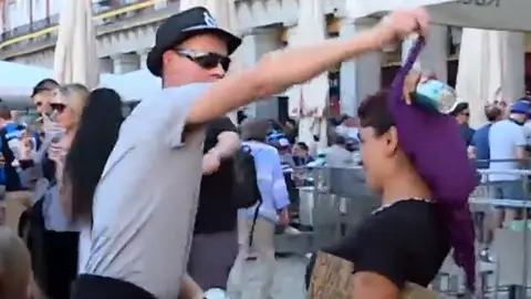 Un hincha se mofa de una mendiga Un hincha se mofa de una mendiga