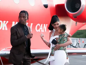 Kylie Jenner y Travis Scott con su hija Stormi Kylie Jenner y Travis Scott con su hija Stormi