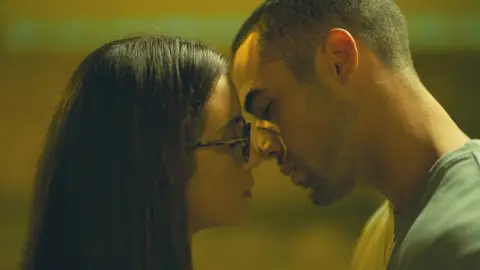 Triana y Hugo no pueden contener su atracción y se besan Triana y Hugo no pueden contener su atracción y se besan