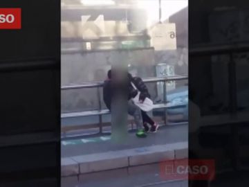 Graban a una pareja practicando sexo en mitad de la calle en Barcelona