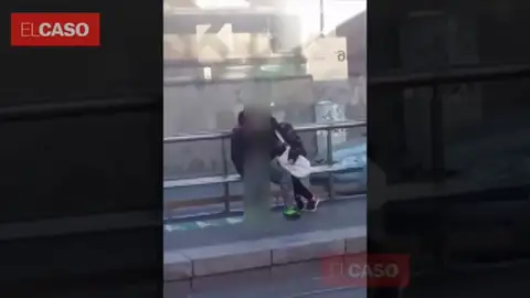 Graban a una pareja practicando sexo en mitad de la calle en Barcelona Graban a una pareja practicando sexo en mitad de la calle en Barcelona