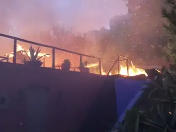 Desalojadas una decena de viviendas en Casares por un incendio Desalojadas una decena de viviendas en Casares por un incendio