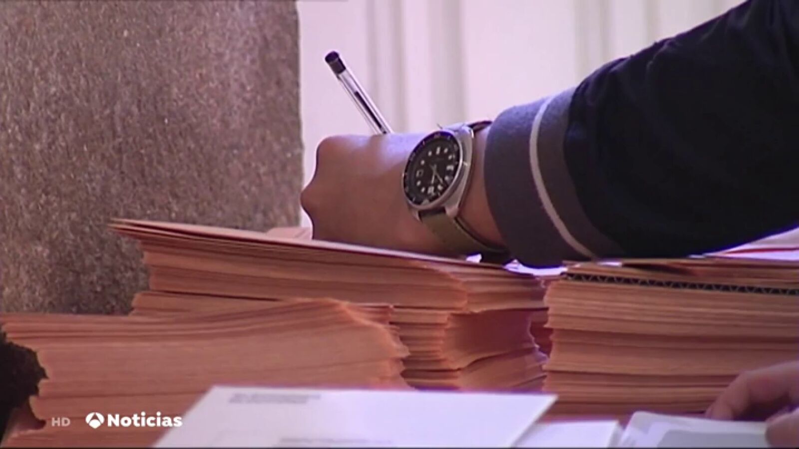 Los partidos se comprometen a eliminar la publicidad en el exterior y reducir el coste electoral