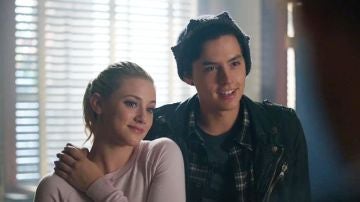 Lili Reinhart y Cole Sprouse en 'Riverdale'