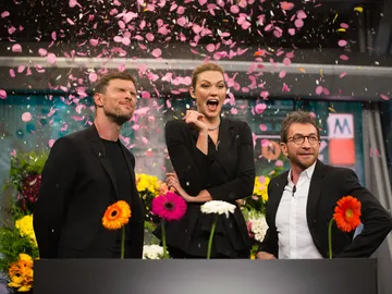 Karlie Kloss, Ed Skrein y Pablo Motos recrean la escena de las flores del anuncio que les unió: "Es como una ruleta rusa" Karlie Kloss, Ed Skrein y Pablo Motos recrean la escena de las flores del anuncio que les unió: "Es como una ruleta rusa"