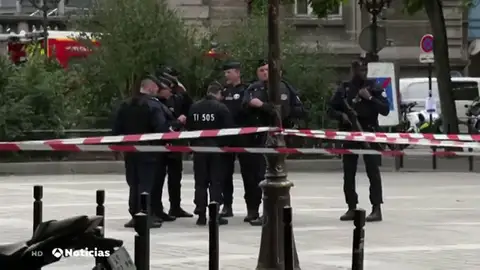 Al menos cuatro policías muertos en un ataque con un cuchillo en una comisaría de París Al menos cuatro policías muertos en un ataque con un cuchillo en una comisaría de París