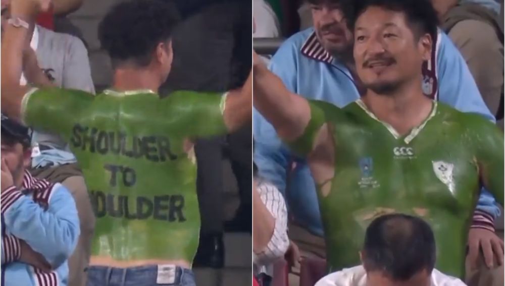 Un aficionado se pinta la camiseta de su equipo