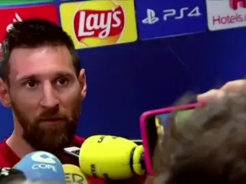 Leo Messi atendiendo a los medios Leo Messi atendiendo a los medios