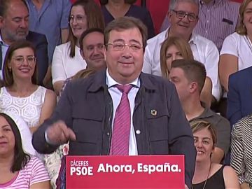  Guillermo Fernández Vara pide el voto para Felipe González en un mitín de Pedro Sánchez