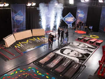 El espectacular homenaje con fichas de ajedrez a Karlie Kloss y Ed Skrein en 'El Hormiguero 3.0' El espectacular homenaje con fichas de ajedrez a Karlie Kloss y Ed Skrein en 'El Hormiguero 3.0'