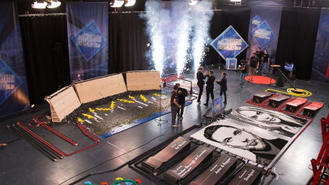 El espectacular homenaje con fichas de ajedrez a Karlie Kloss y Ed Skrein en 'El Hormiguero 3.0'