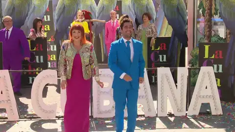 Un loro, entre los protagonistas del musical 'Adiós Arturo' Un loro, entre los protagonistas del musical 'Adiós Arturo'