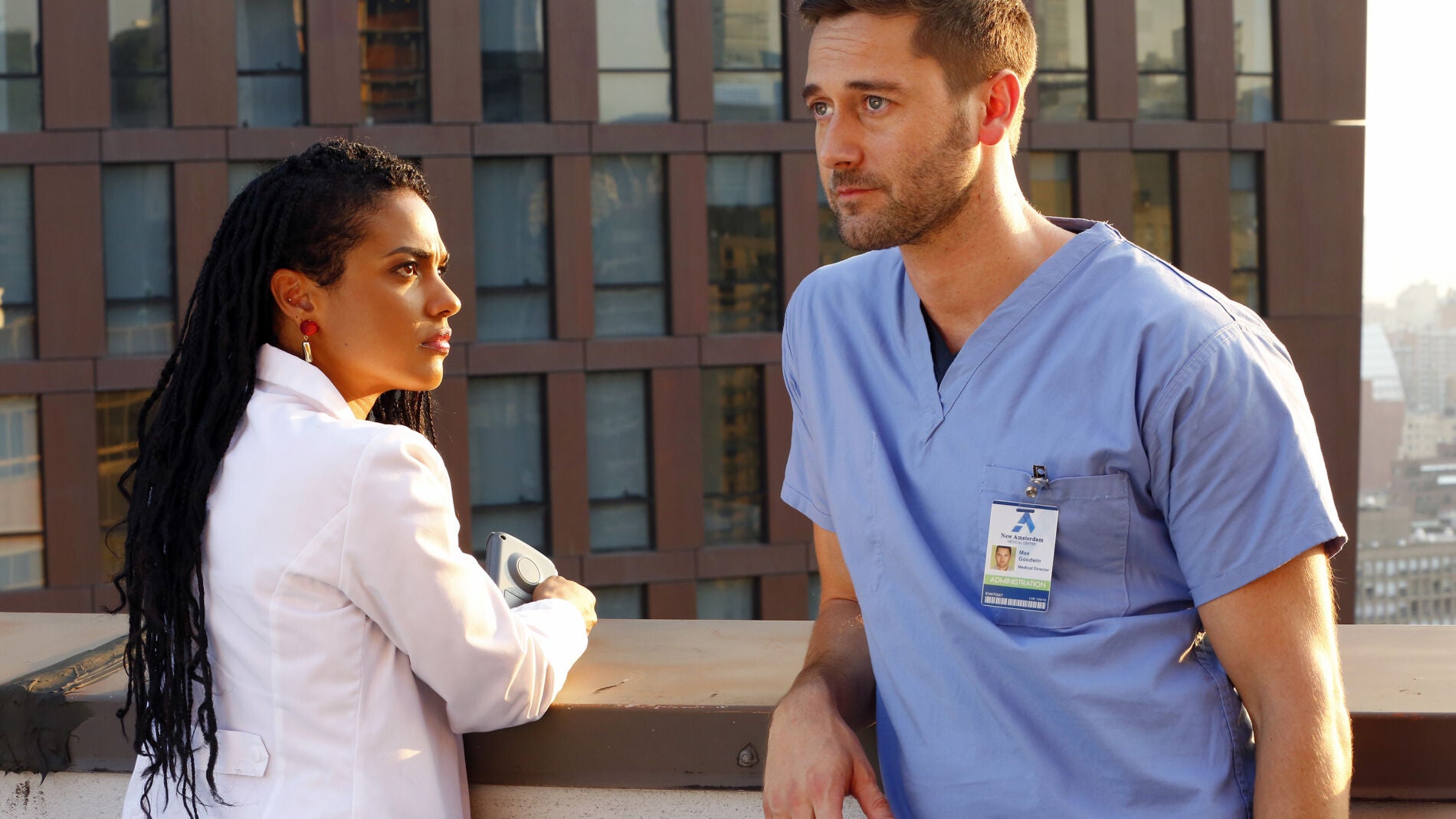 Max Goodwin encuentra un inesperado apoyo en la Dra. Helen Sharpe