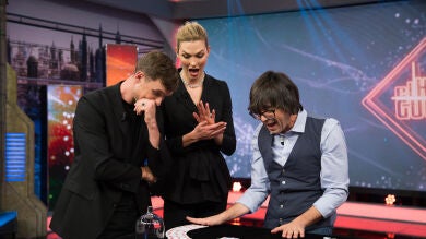 Luis Piedrahita deja a Karlie Kloss y Ed Skrein boquiabiertos con su alucinante truco de magia en 'El Hormiguero 3.0'