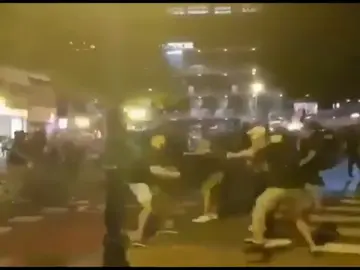 Los ultras del Ajax la lían en Valencia y llenan de espuma la fuente de la Plaza de la Virgen Los ultras del Ajax la lían en Valencia y llenan de espuma la fuente de la Plaza de la Virgen
