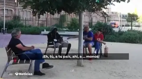 Las amenazas racistas a una persona negra en un parque de Barcelona: "A tu puto país, con los monos" Las amenazas racistas a una persona negra en un parque de Barcelona: "A tu puto país, con los monos"