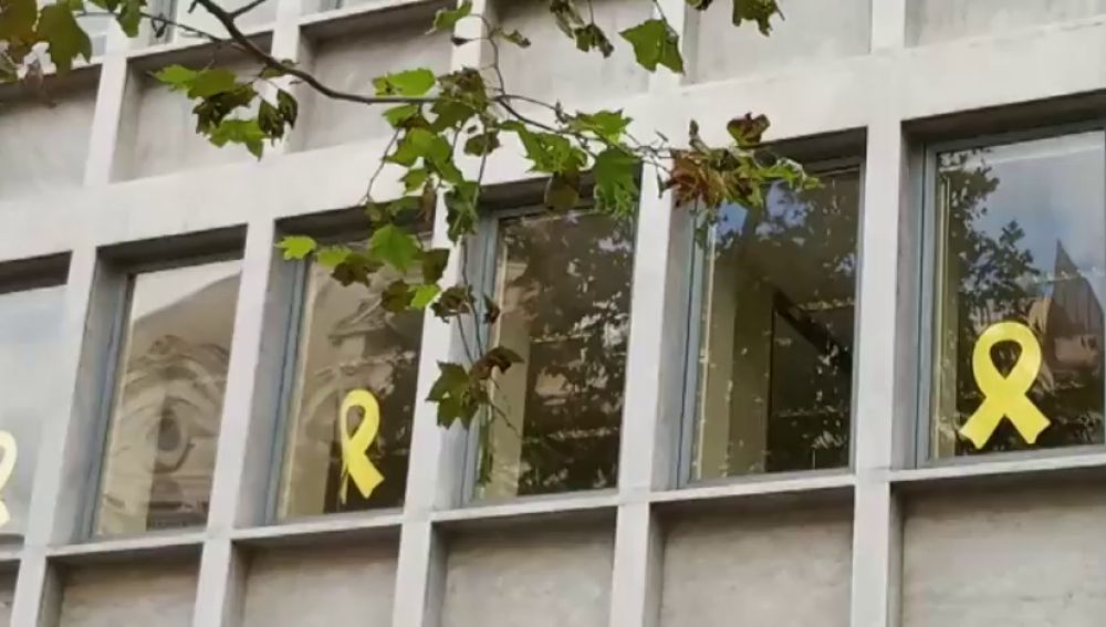 Comienzan a retirar los lazos amarillos de edificios públicos en Cataluña