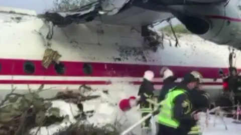 Cinco muertos tras un aterrizaje forzoso en Ucrania de un avión procedente de España Cinco muertos tras un aterrizaje forzoso en Ucrania de un avión procedente de España