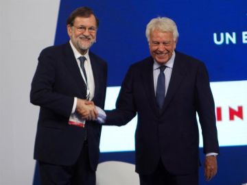 Los expresidentes del Gobierno, Mariano Rajoy y Felipe González