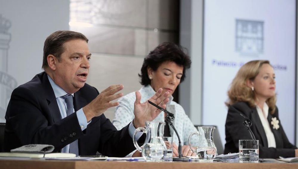 Luis Planas, Isabel Celaá y Nadia Calviño durante la rueda de prensa posterior al Consejo de Ministros
