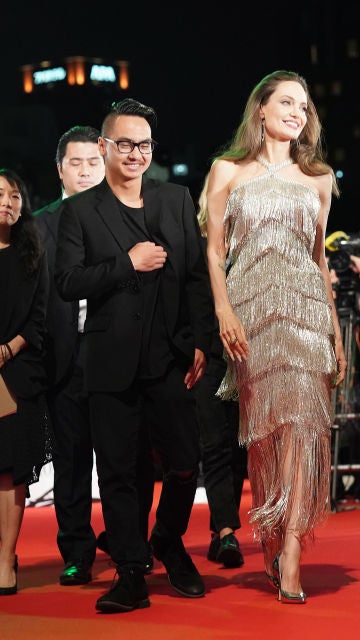 Angelina Jolie junto a su hijo Maddox