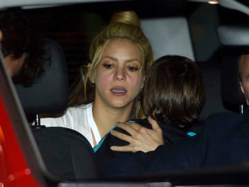 Shakira con su hijo dentro del coche Shakira con su hijo dentro del coche