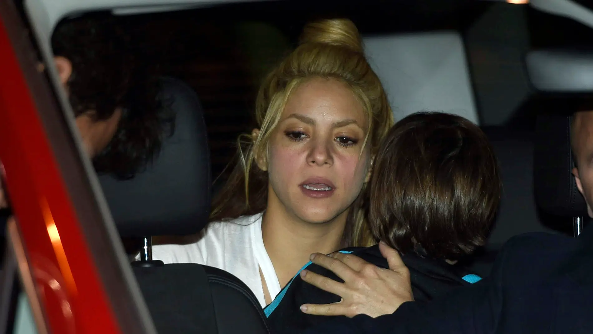 Shakira con su hijo dentro del coche