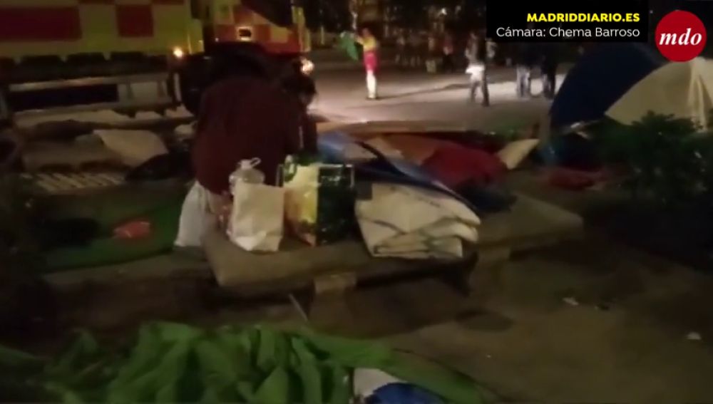 Desalojan a las personas sin hogar acampadas en el Paseo del Prado desde el 16 de abril 