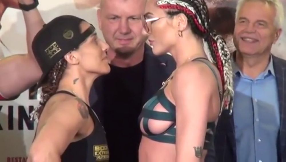 El pesaje más caliente entre dos boxeadoras termina con beso en la boca y puñetazos