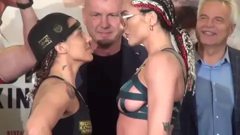 El pesaje más caliente entre dos boxeadoras termina con beso en la boca y puñetazos El pesaje más caliente entre dos boxeadoras termina con beso en la boca y puñetazos