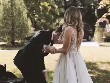 La emocionante boda en la que Wickens cumplió su sueño de ponerse en pie un año después del accidente La emocionante boda en la que Wickens cumplió su sueño de ponerse en pie un año después del accidente