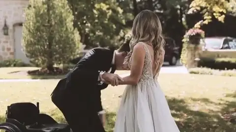 La emocionante boda en la que Wickens cumplió su sueño de ponerse en pie un año después del accidente La emocionante boda en la que Wickens cumplió su sueño de ponerse en pie un año después del accidente